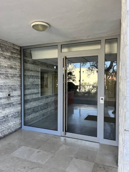 Porte d'entrée d'immeuble équipé d'un contrôle d'accès VIGIK et de lecteur de badge de proximité